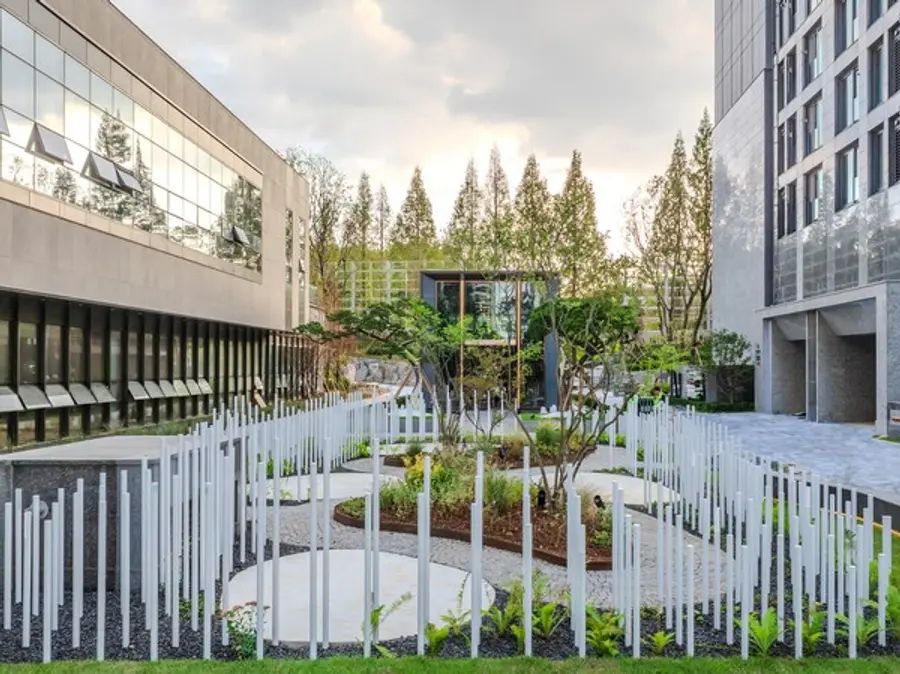 현대건설이 성균관대학교 최혜영 교수와 협업해 완성한 올림픽파크 포레온 3단지 현장의 ‘도서관과 정원(Library & Garden) (사진제공=현대건설)