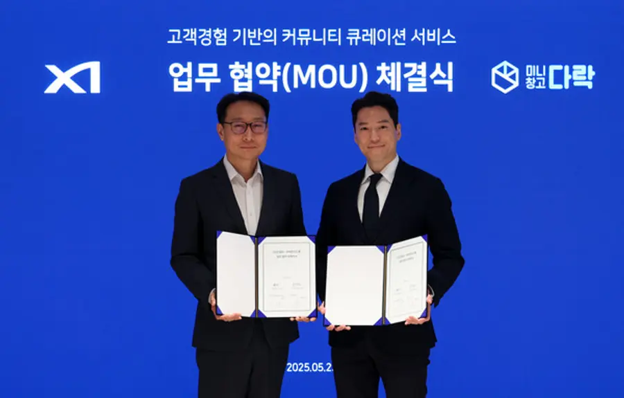 GS건설 이용구 건축주택설계부문장(사진 왼쪽)과 세컨신드롬 홍우태 대표가 업무 협약을 체결하고 기념사진 촬영하고 있다. (사진제공=GS건설)