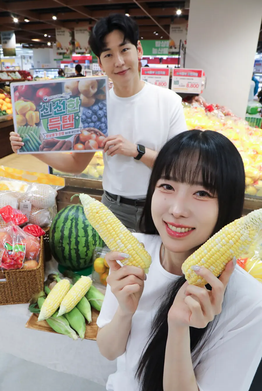 이마트 용산점에서 모델들이 '여름 농산물 할인 상품'을 소개하고 있다. (사진=이마트)