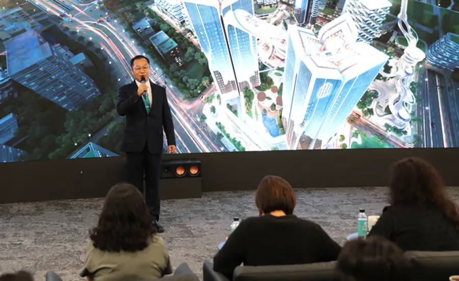 정희민 사장이 용산정비창 전면1구역 홍보관에서 조합원들과 소통하고 있다. (사진제공=포스코이앤씨)