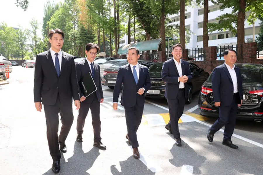 김보현 대우건설 사장(왼쪽에서 3번째)이 개포우성7차 단지를 방문해 현장을 둘러보고 있다. (사진제공=대우건설)