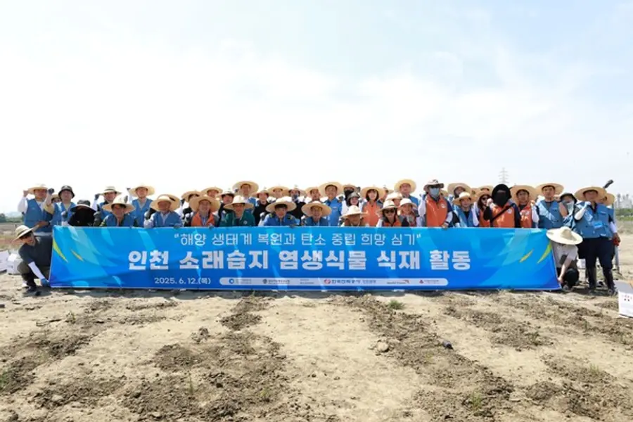 포스코이앤씨와 각 기관 임직원 및 자원봉사자들이 염생식물 군락지 조성 활동을 실시하고 기념촬영을 하고 있다. (사진제공=포스코이앤씨)