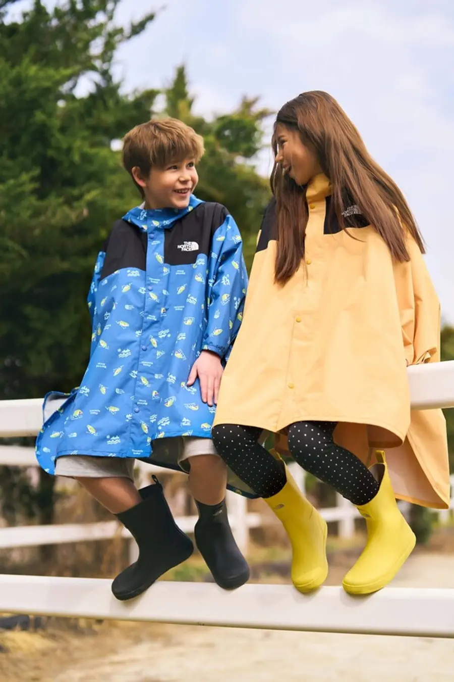 ‘‘즈 클래식 레인부츠’ 와 ‘키즈 마운틴 판쵸 ’ (사진=노스페이스)