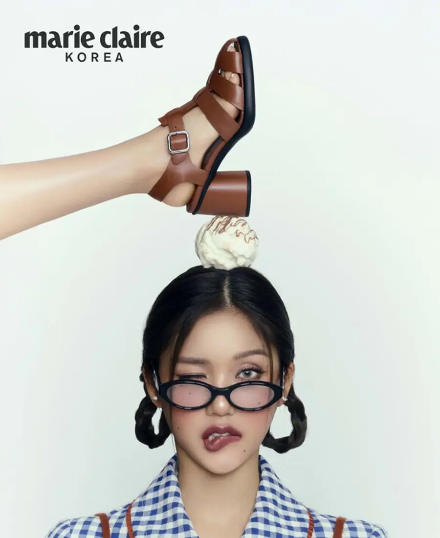 슈즈 브랜드 ECCO(에코)가 오마이걸 멤버 미미와 함께한 서머 샌들 캠페인 화보를 공개했다. (사진=마리끌레르)