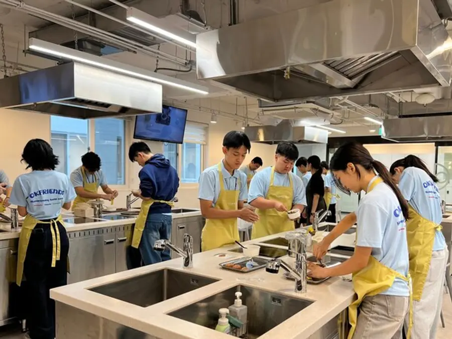  재외동포 청소년들이 한식문화공간 이음에서 디저트 만들기 체험을 하고 있다. (사진제공=한식진흥원)