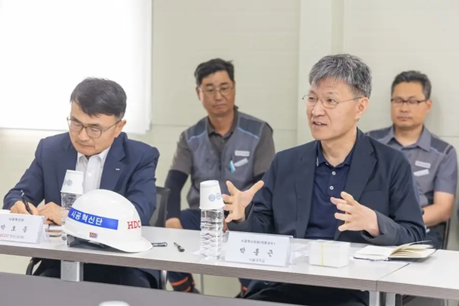 HDC현대산업개발은 18일 서울원 아이파크 현장에서 시공혁신단 주관의 산학연 연합자문회의를 진행했다.(사진 첫째 줄 오른쪽부터) 박홍근 HDC현대산업개발 시공혁신단장, 박호종 HDC현대산업개발 시공혁신단 상무 (사진제공=HDC현대산업개발)