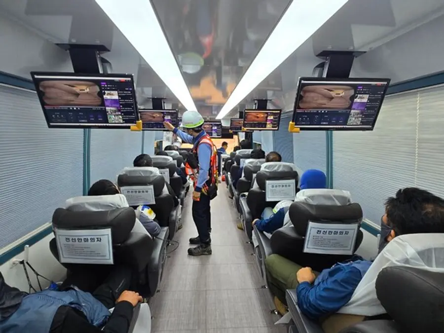 포스코이앤씨 현장 근로자들이 ‘찾아가는 이동 쿨쉼터’에서 더위를 피하며 휴식을 취하는 동안 안전영상도 함께 시청하고 있다.