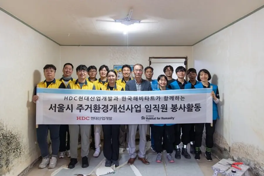 HDC현대산업개발은 20일 서울 영등포구 신길동 일대에서 서울시 조손가정 주거환경 개선을 위한 건축 봉사활동을 진행하고 기념사진을 촬영했다. 이번 활동은 지난해부터 HDC현대산업개발 임직원이 참여해 진행한 연속성 있는 봉사활동으로 그 의미를 더했다.조찬규 한국해비타트 서울지회 실행위원장( 첫째 줄 왼쪽 네 번째), 전경선 한국해비타트 서울지회 사무국장(첫째줄 왼쪽 일곱 번째 )