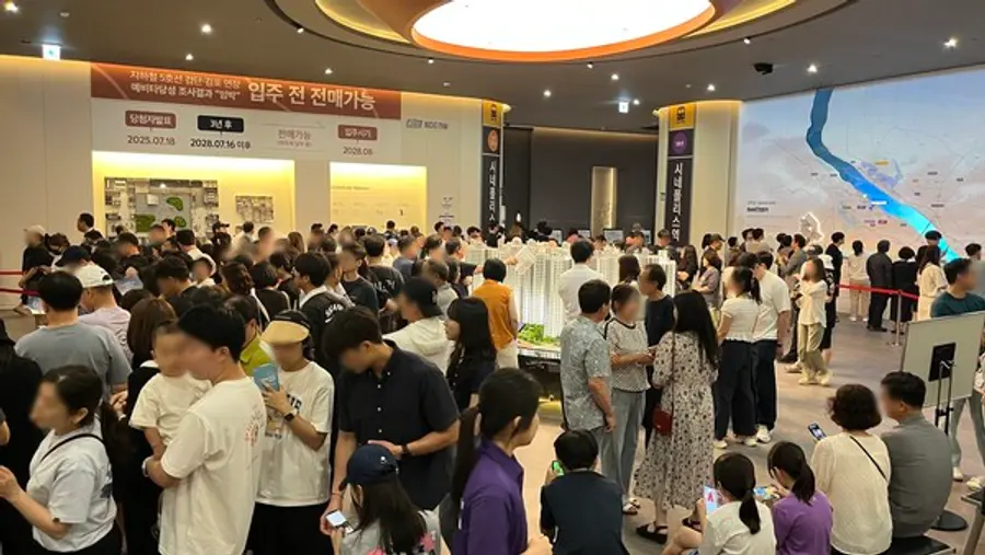 오퍼스 한강 스위첸 견본주택에 주말 동안 많은 인파가 몰렸다. (사진제공=KCC건설)