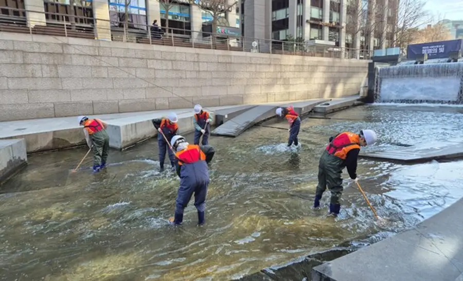 SK에코플랜트 에피봉사단이 청계천 환경정화활동을 하고 있다.(사진=SK에코플랜트)