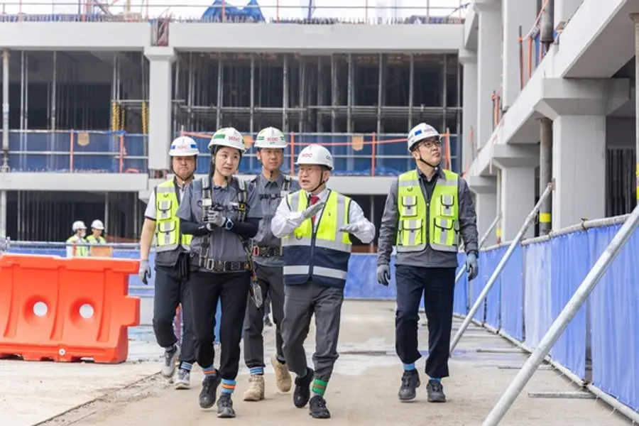 HDC현대산업개발은 지난 주말 전국에 장맛비가 내린 가운데, 지속적인 장맛비 예보가 이어짐에 따라 본격적인 여름철 장마로 인한 피해와 혹서기 근로자들의 온열질환 예방을 위해 정경구 대표이사(사진 오른쪽 2번째)가 현장 안전 점검을 진행하고 있다.