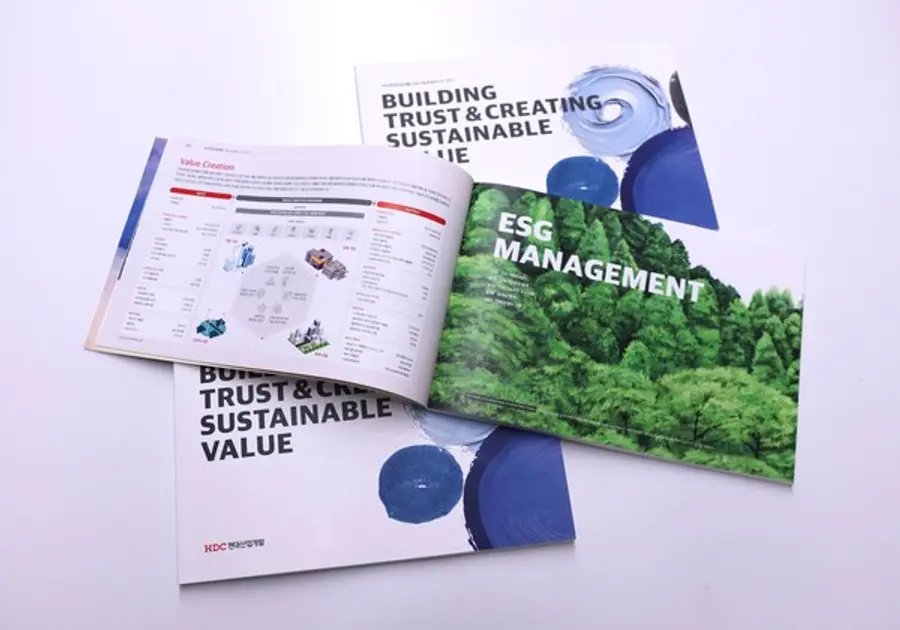 HDC현대산업개발이 글로벌 ESG 공시기준을 준수한 지속가능경영보고서 2025를 발간했다. 보고서에 적용된 디자인은 장애인 예술단이 직접 그린 그림을 사용했다. (사진=HDC현대산업개발)