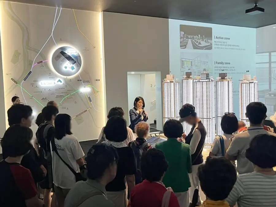 대전 하늘채 루시에르 견본주택을 찾은 내방객들의 모습 (사진=코오롱글로벌)