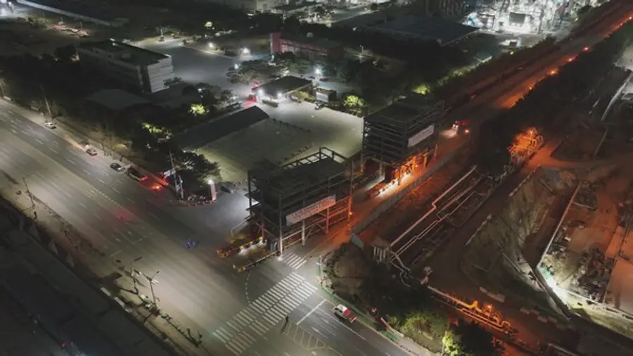 DL이앤씨가 샤힌 프로젝트 건설 현장에서 대형 모듈을 모듈 트랜스포터(SPMT)에 태워 이동시키고 있다.(사진=DL이앤씨)