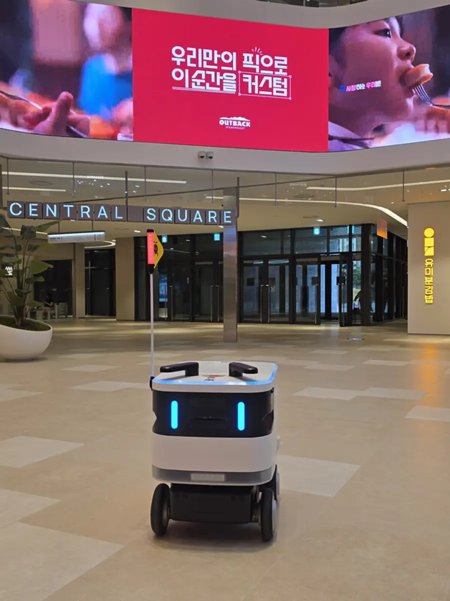 이스트폴에서 운영중인 배송로봇 모습 (사진=KT에스테이트)
