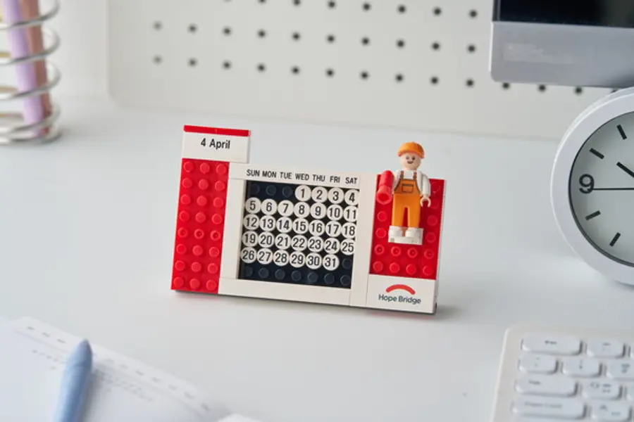 희망세이버즈 캠페인 참여자에게 제공되는 ‘굿즈 세트’. 365일 안전 실천을 독려하는 캘린더와 메시지가 담긴 키링으로 구성됐다. (사진제공=희망브리지)