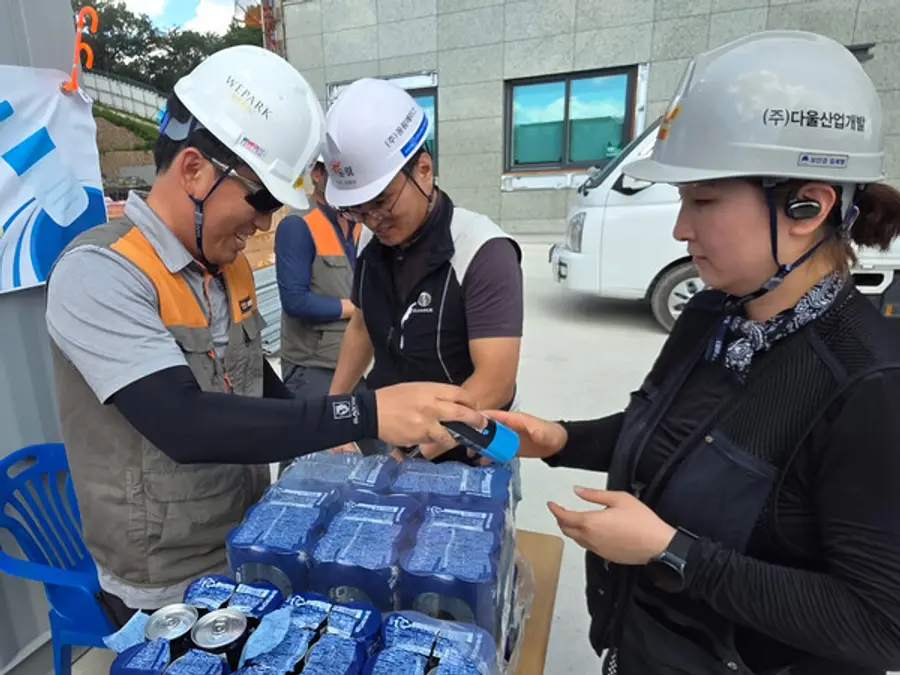 호반건설이 건설현장 근로자의 온열질환 예방을 위해 이온음료를 제공하고 있다. (사진제공=호반건설)