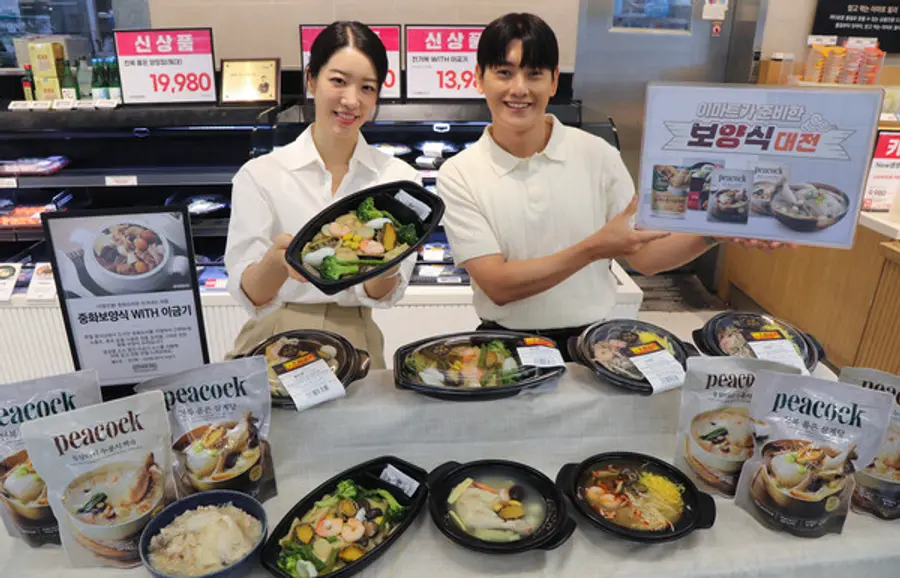 이마트 용산점에서 모델들이 이색 초복 대전 상품을 소개하고 있다. 이마트는 초복(7/20)을 맞이해 ‘불도장 WITH 이금기’, ‘전가복 WITH 이금기)’, ‘산라탕 WITH 이금기’ 등 중화요리 3종을 1만원 대에 출시했다. (사진=이마트)