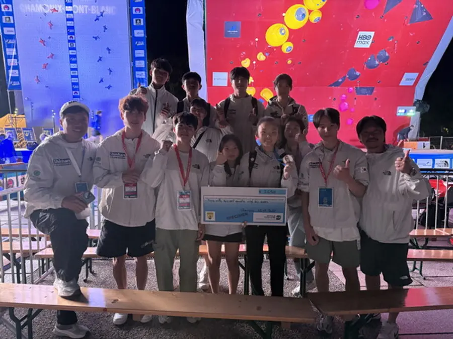 대한민국 국가대표 선수단이 서채현 선수의 금메달 획득을 축하하고 있다. (사진제공= 대한산악연맹)