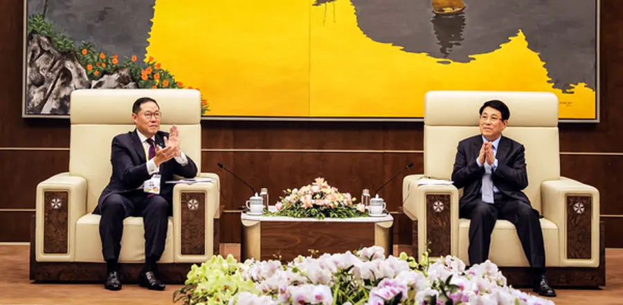 조현상 HS효성 부회장이 15일 베트남 하이퐁에서 르엉 끄엉(Luong Cuong) 베트남 국가주석을 만나 한국과 베트남 경제교류 확대와 APEC 정상회담의 성공적인 개최에 대한 의견을 나눴다. (사진제공=HS효성)