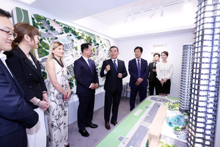 개포우성7차 홍보관 오픈을 하루 앞두고 김보현 사장과 토너 마케라 수석디자이너 등 대우건설 주요 관계자들이 현장을 살펴보고 있다. (사진제공=대우건설)