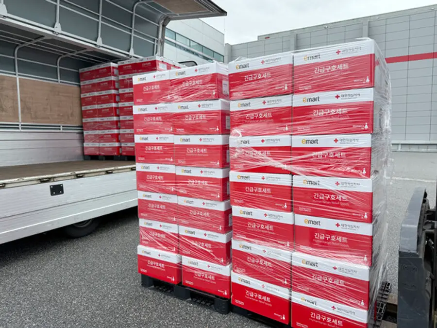 이마트가 호우피해 지역에 지원한 긴급구호세트 물품 (사진제공=신세계그룹)