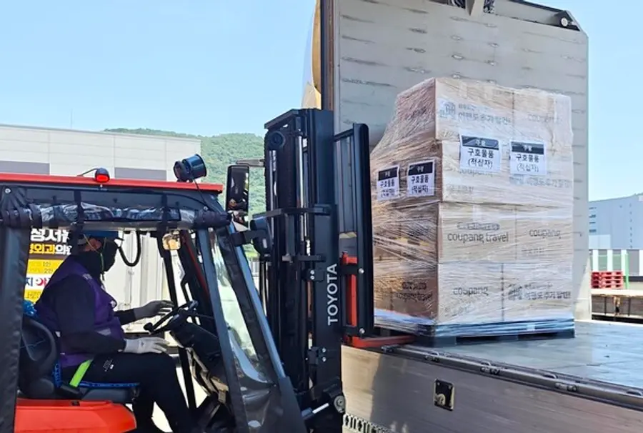 쿠팡이 22일 집중호우 피해 이재민과 지역사회를 돕기 위해 생필품, 위생용품 등 4만여개 구호물품을 광주광역시, 경남충남 등 피해 현장에 전달했다. (사진제공=쿠팡)