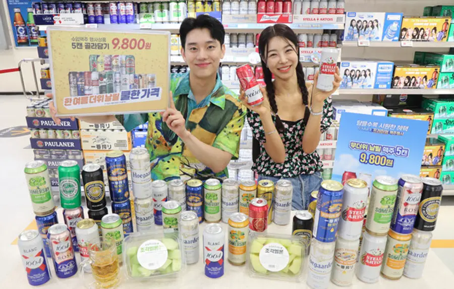 이마트 용산점에서 모델들이 수입맥주 골라담기 상품과 조각과일을 소개하고 있다. (사진제공=이마트)