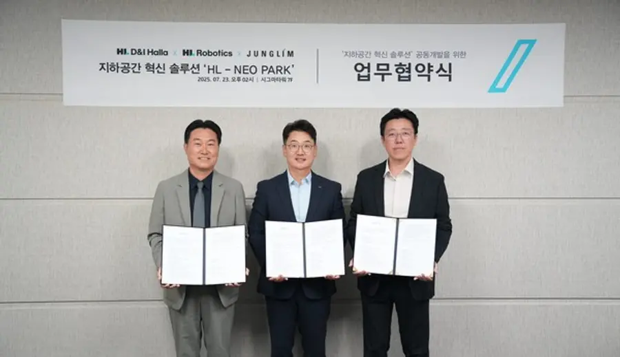 (왼쪽부터) 정림건축 이효성 부사장, HL디앤아이한라 박재우 상무, HL로보틱스 김태준 상무가 지하공간 혁신솔루션’ 협약 체결식을 맺고 기념촬영을 하고 있다.(사진제공=LH디앤아이한라)