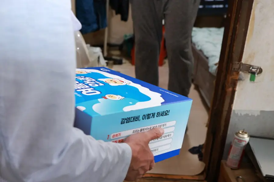희망브리지 직원이 서울 중구 쪽방촌을 찾아 폭염·감염병 대응키트를 전달하고 있다. (사진제공=희망브리지)
