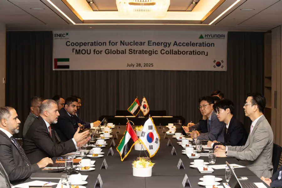 서울 소피텔 앰버서더 호텔에서 현대건설 이한우 대표와 UAE 원자력공사 모하메드 알 함마디 최고경영자를 비롯한 양사 주요 관계자가 글로벌 원자력 에너지 분야 협력 방안에 대해 논의하고 있다. (사진제공=현대건설)