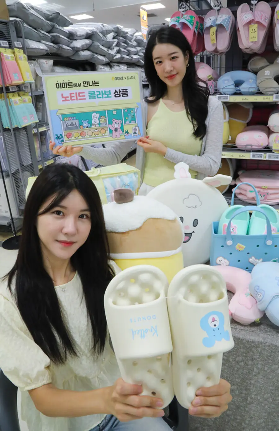이마트 왕십리점에서 모델들이 이마트X노티드 콜라보 상품을 소개하고 있다. (사진제공=이마트)