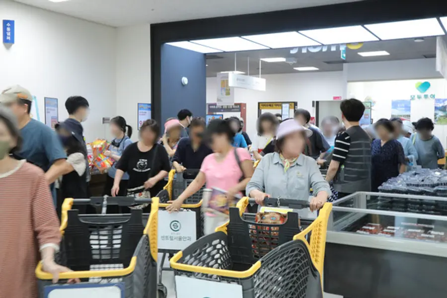 지난 1일 이마트 8월 고래잇 페스타 시작에 맞춰 이마트 용산점에 입장하는 고객 인파 (사진제공=이마트)