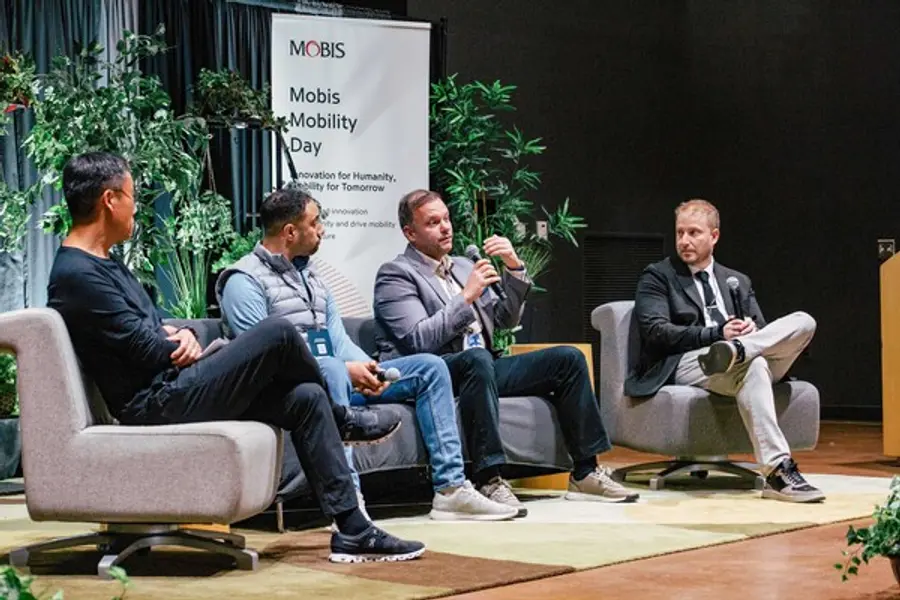  * 현대모비스가 미국 디트로이트에서 개최한 ‘모비스 모빌리티 데이’에서 글로벌 스타트업, 완성차, 학계, 투자자들과 신기술과 미래 모빌리티 트렌드를 공유했다. 
