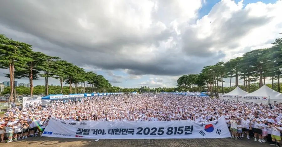 2025 815런에 참여한 가수 션과 오프라인 러너들 (사진제공=한국해비타트)