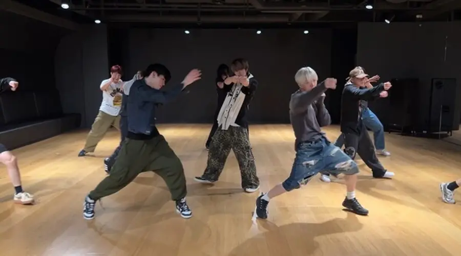 트레저 멤버들이 신곡 EVERYTHING 안무 연습을 하고 있다. (사진제공=YG엔터테인먼트)