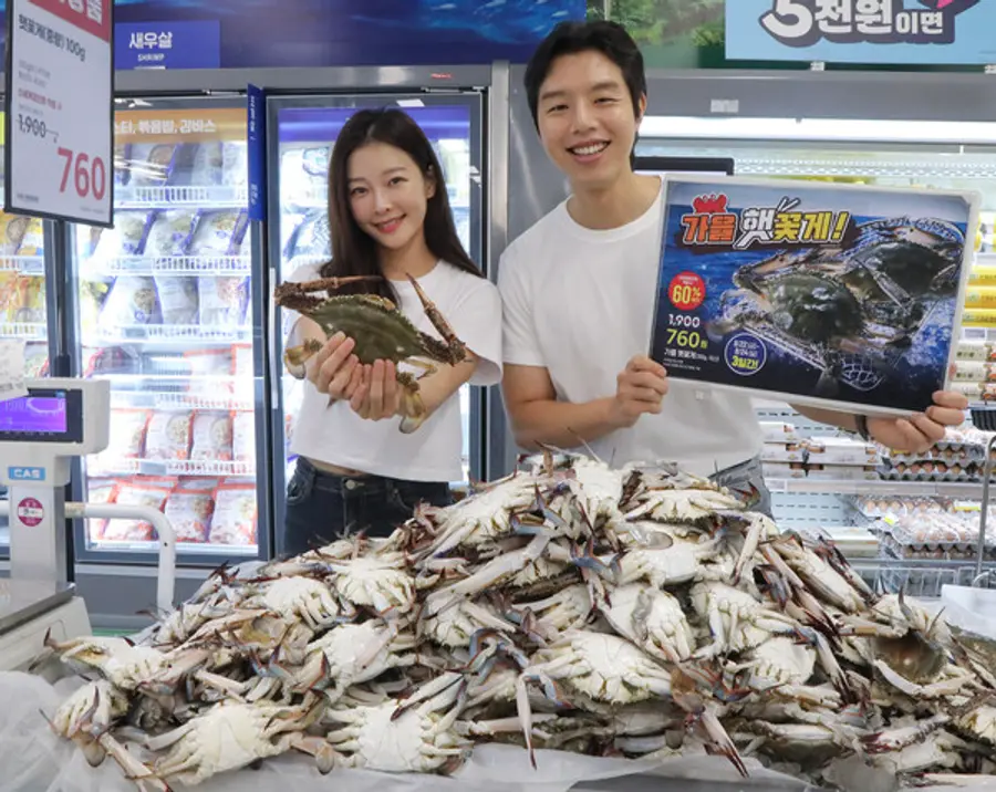 이마트 수원점에서 모델들이 가을 햇 꽃게를 소개하고 있다.(사진=이마트)