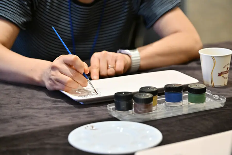 소아암 환아와 가족을 위한 여름캠프 행사에서 참가자들이 도자기 페인팅을 체험하고 있다 (사진제공=호반그룹)