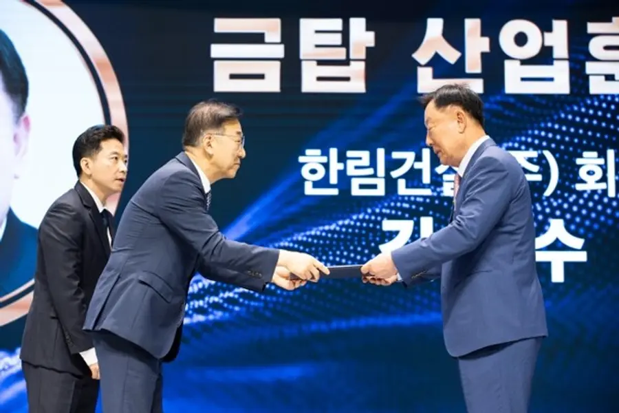 한림건설 김상수 회장(오른쪽)이 김윤덕 장관으로부터 금탄 산업훈장을 수여받고 있다. (사진=국토교통부)