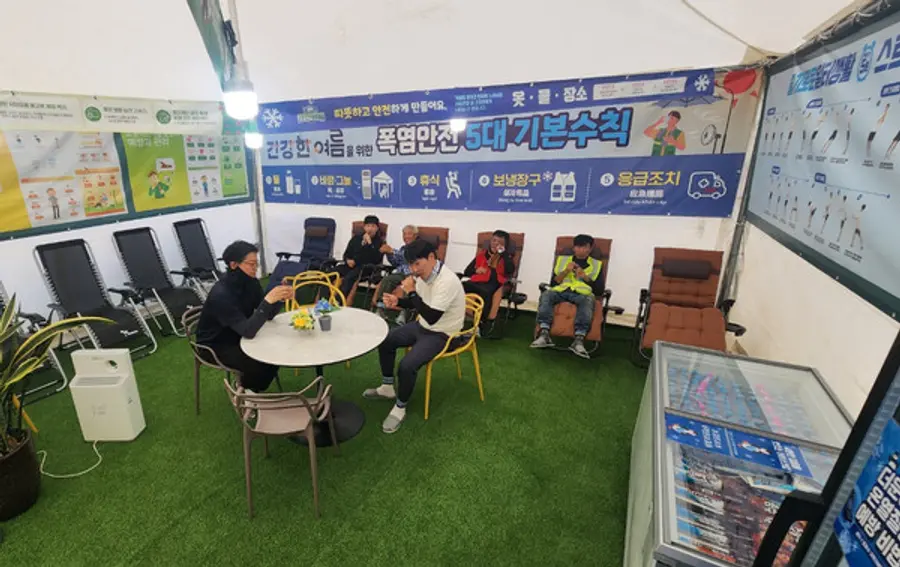 롯데건설 현장의 근로자들이 냉방장치와 차가운 음료·빙과류 등이 마련된 휴게공간에서 휴식을 취하고 있다.
