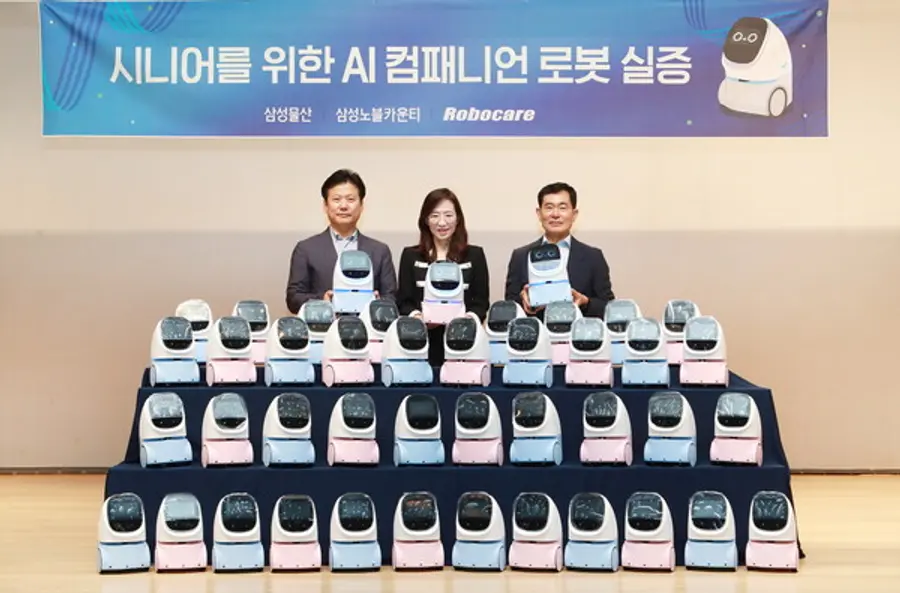 홈 AI 컴패니언 로봇 3사 실증 시작하며 기념촬영을 하고 있다. (왼쪽부터) 삼성노블카운티 박성현 대표,삼성물산 조혜정 DxP본부장, 로보케어 문전일 대표이사(사진=삼성물산)