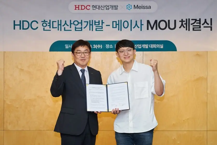 3일 HDC현대산업개발 본사에서 드론 플랫폼을 활용한 스마트 건설기술 공동개발 MOU를 체결했다. (사진 왼쪽부터) 민성우 HDC현대산업개발 건축본부장, 최석원 메이사 대표이사 (사진=HDC현대산업개발)