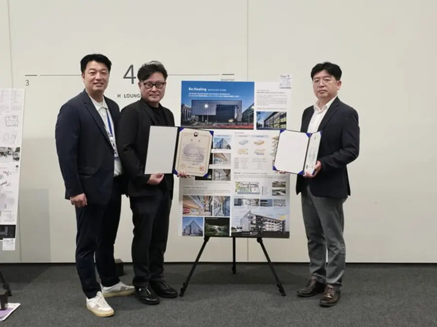 한화 건설부문의 김순철 현장소장(우측 첫번째)과 해안건축의 박민진 소장(가운데)이 대상인 환경부 장관상을 수여받고 기념사진을 촬영하고 있다. (사진=한화 건설)