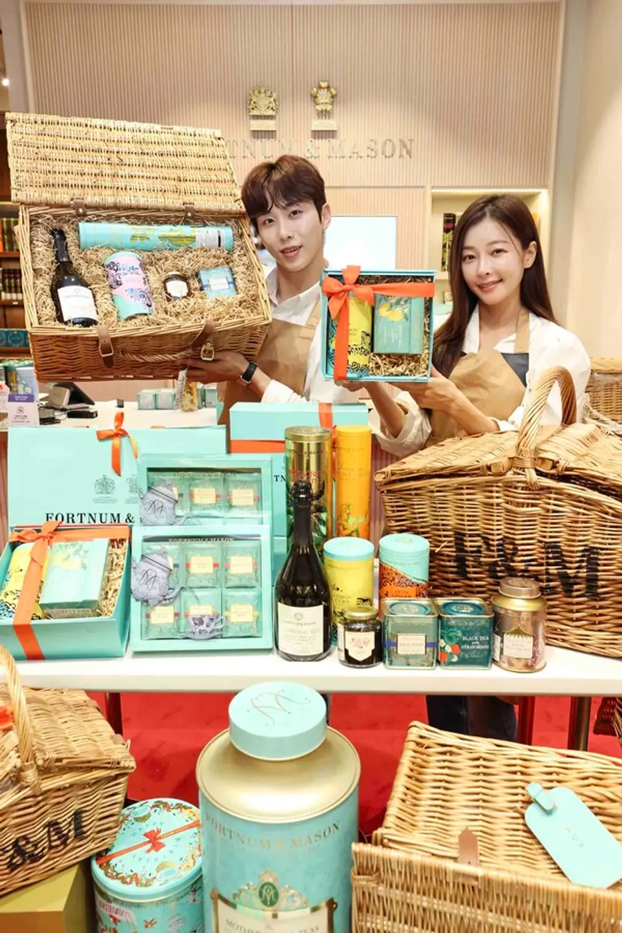 신세계백화점 강남점 지하1층 포트넘앤메이슨 매장에서 모델들이 추석 선물 세트를 소개하고 있는 모습