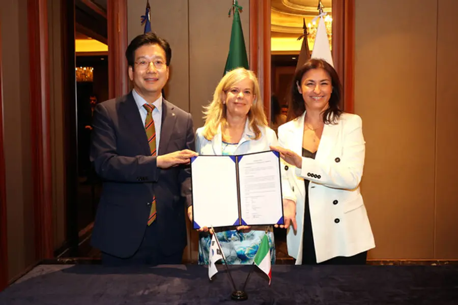 (왼쪽부터) 대우건설 재무관리실 황원상 실장, 이태리 SACE 국제사업 총괄대표 미칼 론, 프랑스 나틱시스(Natixis CIB) 글로벌 트레이드 글로벌 공동대표 미켈라 씨체니아가 금융 약정 서명후 기념촬영을 하고 있다. (사진=대우건설) 