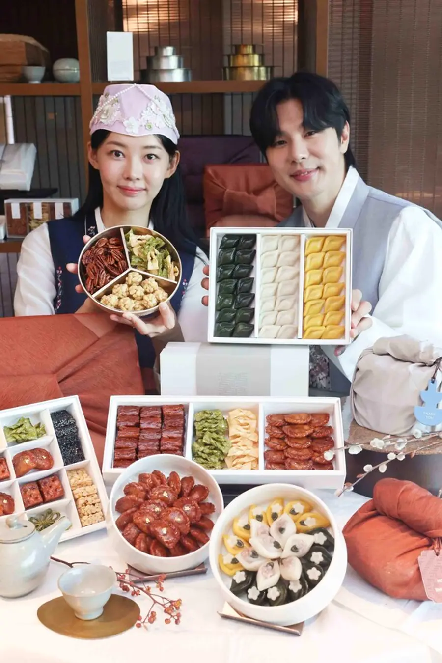 신세계백화점 본점 더 헤리티지 5층 하우스오브신세계 디저트살롱 매장에서 모델들이 추석 선물 세트를 소개하고 있다. (사진=신세계백화점)