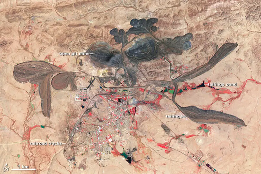 전세계 희토류 생산의 50%를 넘게 차지하는 중국 내몽골 지역의 바이윈 에보 광산. 사진=NASA
