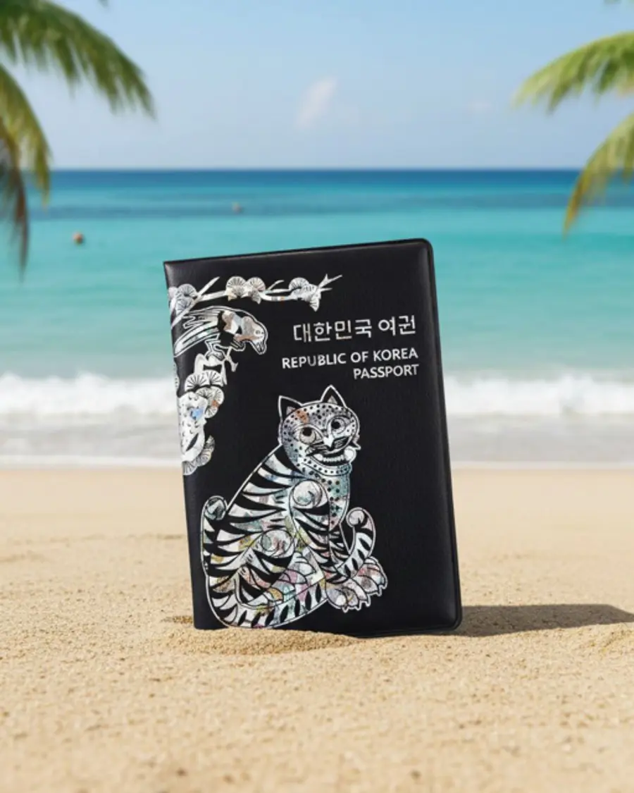 클리오와 국가유산청이 협업해 선보인 K-헤리티지 여권케이스 (사진=클리오)