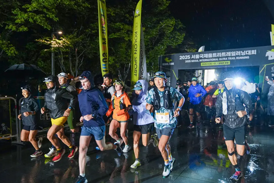 서울 국제 울트라트레일러닝 대회 100K 부문 참가자들이 출발하고 있는 모습 (사진=코오롱 FnC)