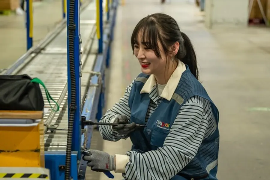 박소진 CFS 오토메이션 엔지니어가 풀필먼트센터에서 자동화 설비 롤러 컨베이어를 정비하는 모습 (사진=쿠팡)